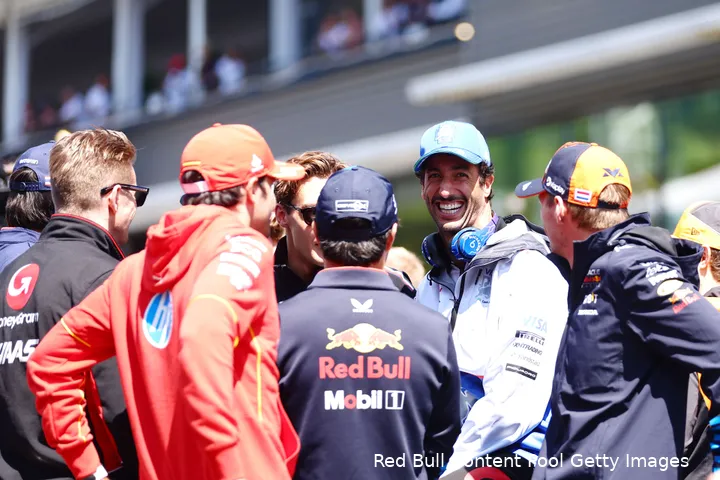 max verstappen charles leclerc nico hulkenberg danielricciardo praten gezellig paddock