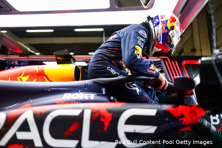 <i>Max Verstappen stapt in zijn RB20.</i>