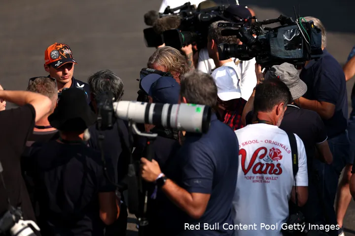 Verstappen staat de pers te woord na een persconferentie waar hij weigerde vragen te beantwoorden.