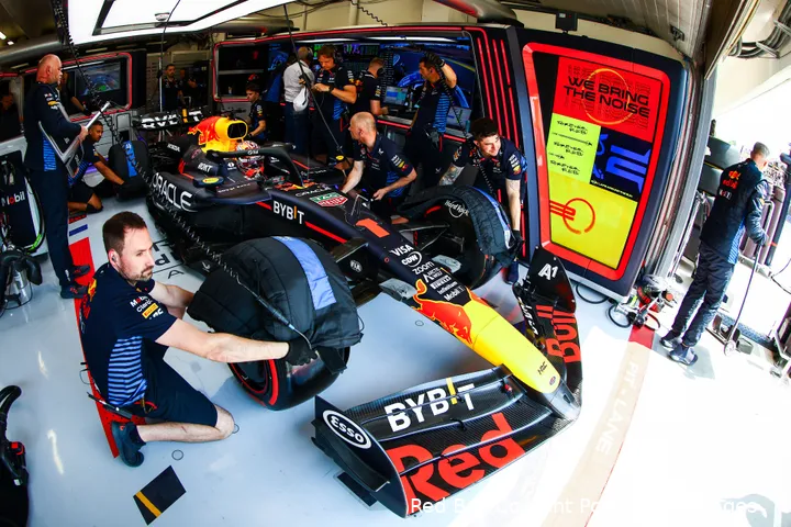 Frijns sluit niet uit dat de FIA heeft ingegrepen en Red Bull heeft verzocht om een aanpassing aan de RB20 aan te brengen.