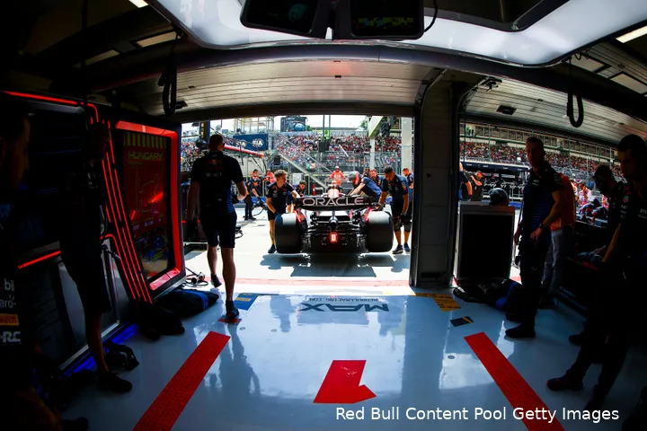 max verstappen red bull racing rb20 hongarije 2024 1 garage