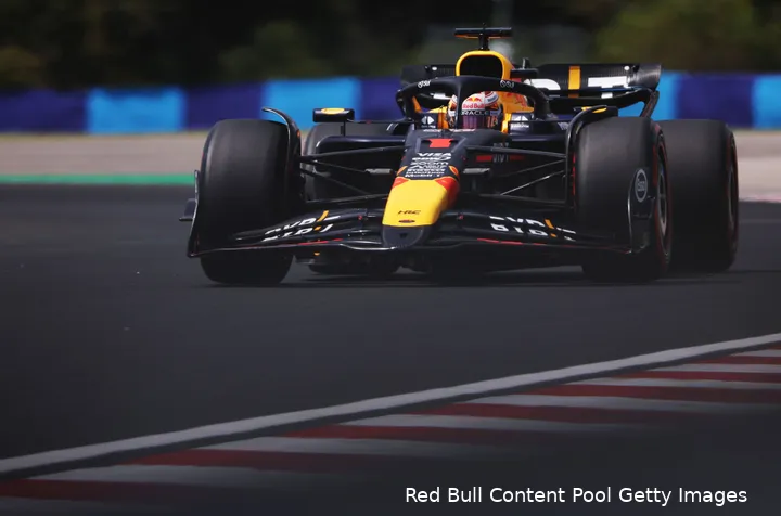 <i>Meer dan de helft van de downforce komt bij de vloer vandaan.</i>