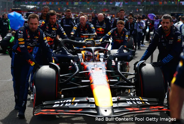 Verstappen begon met slicks aan de race op Silverstone, maar kon al snel overschakelen naar de intermediates vanwege regen.