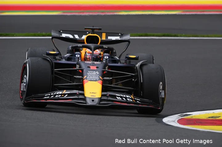 <i>Verstappen vliegt in VT1 over het circuit van Spa.</i>