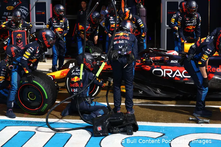 <i>Verstappen levert de regenbanden in, en krijgt harde banden.</i>