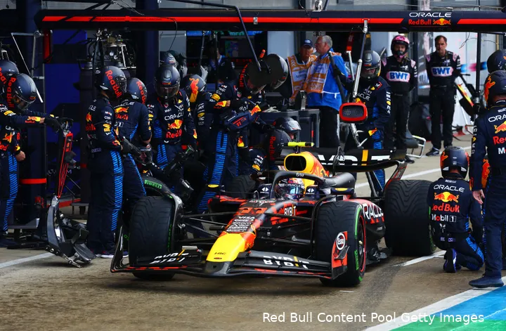 Pérez kwam in Silverstone veel te vroeg naar binnen voor een setje van de intermediates en zag zijn kansen op een degelijk resultaat in rook opgaan. (Foto: Red Bull Content Pool/Getty Images)