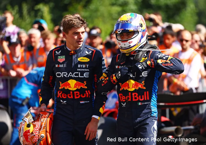sergio perez max verstappen redbullracing zondag praten 2024