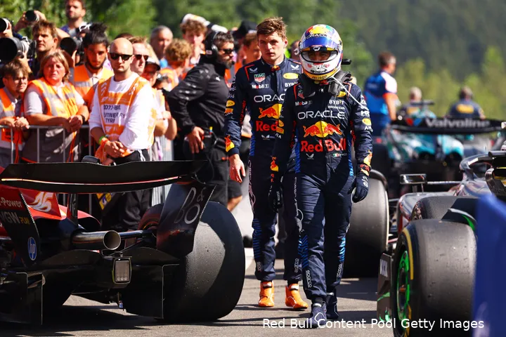 sergio perez max verstappen redbullracing zondag praten 2024