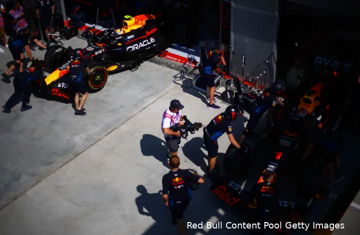 <i>Verstappen en Pérez worden de pitboxen ingeduwd.</i>