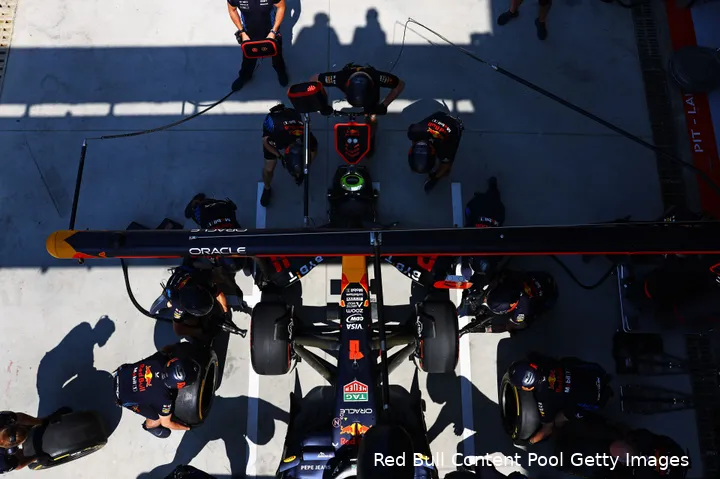 <i>Verstappen krijgt nieuwe banden van Red Bull.</i>