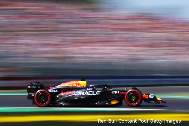<i>Verstappen is steeds minder blij met de RB20.</i>