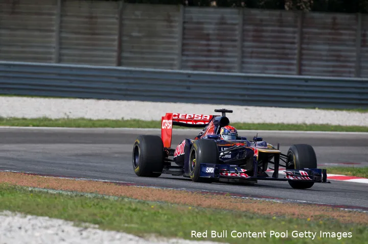 <i>Verstappen maakt na zijn aankondiging als F1-coureur kennis met een F1-auto op het circuit van Adria.</i>