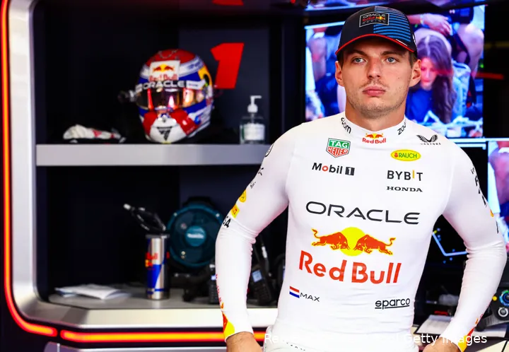 <i>Verstappen valt met Red Bull steeds verder terug.</i>