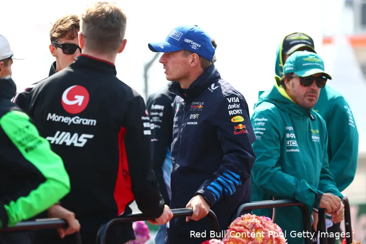 <i>Verstappen naast twee Le Mans-winnaars: Nico Hülkenberg en Fernando Alonso.</i>