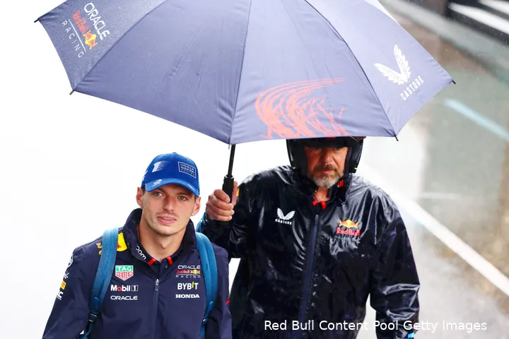 <i>Verstappen met paraplu, maar bij Red Bull is het ook geen dertig graden meer.</i>