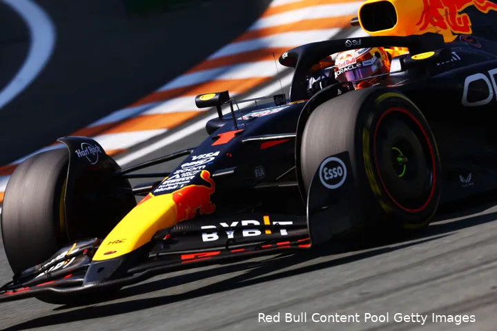 <i>Verstappen reed in Zandvoort onder meer met een behoorlijk oude vloer.</i>