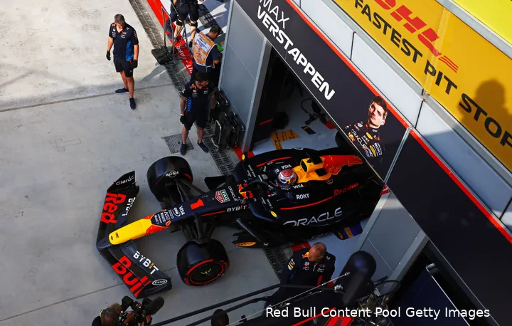 <i>Verstappen wordt in de kwalificatie op pad gestuurd.</i>