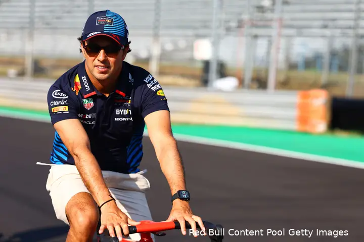 monza italie 2024 donderdag sergio perez 12 fiets