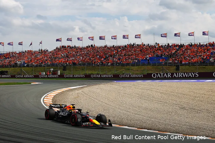 Max Verstappen, kwalificatie Grand Prix van Nederland, Circuit van Zandvoort 2024, met de oranje-gevulde tribunes op de achtergrond