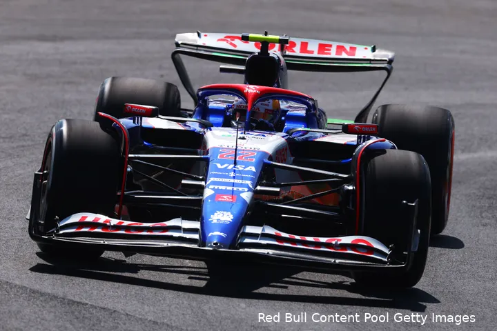 <i>Tsunoda in actie tijdens de race op Monza.</i>