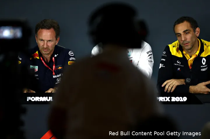 <i>Horner en Abiteboul worden gescheiden door Toto Wolff.</i>