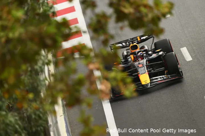 <i>Verstappen is nog zoekende in Bakoe.</i>