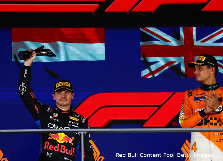 Max Verstappen en Lando Norris samen op het podium in Singapore.