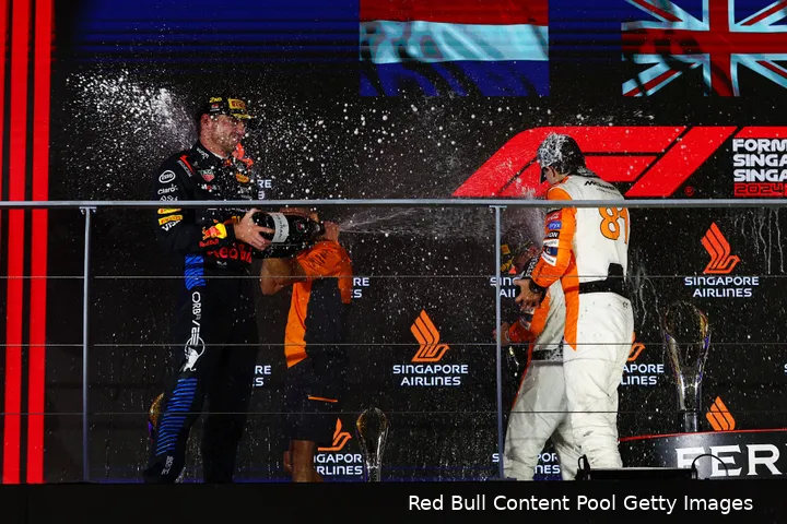Verstappen en Norris samen op het podium.