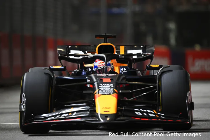 Max Verstappen in actie op het Marina Bay Street Circuit.