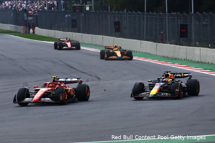Verstappen lag even aan de leiding, maar werd in ronde negen weer ingehaald.