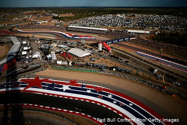 De esses, aan de andere kant van waar Verstappen op de foto rijdt, is Red Bull-territorium volgens Hughes.