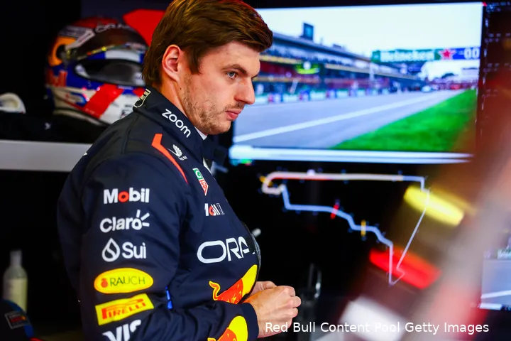 <i>Verstappen mocht op het strafbankje plaatsnemen.</i>