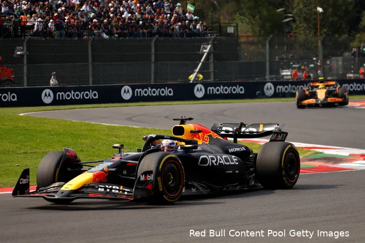 Verstappen met Norris achter hem.