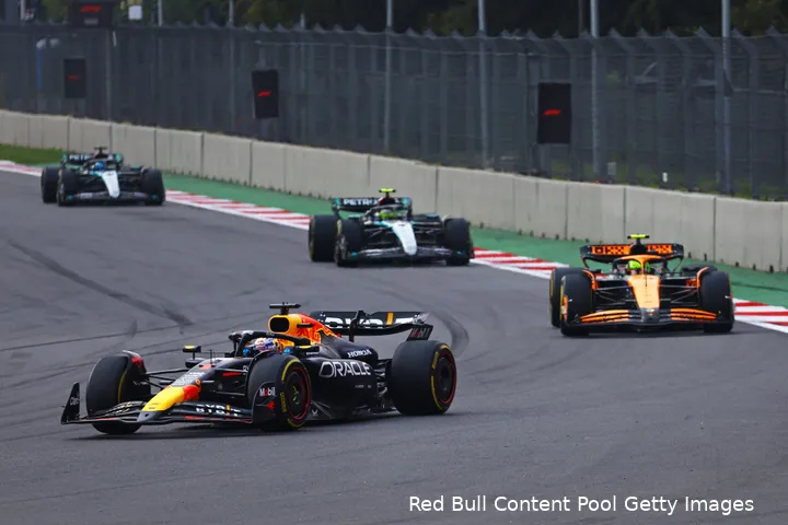 Norris en Verstappen waren in Mexico alweer aan het vechten.