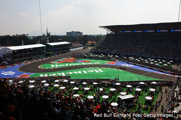 Max Verstappen in het befaamde stadion van het Autódromo Hermanos Rodríguez, kwalificatie 2024.
