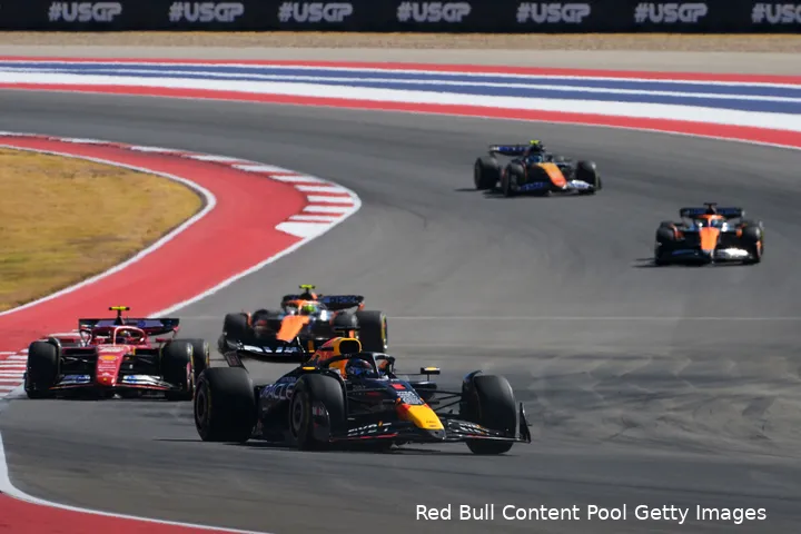 <i>Verstappen rijdt na de start voor Sainz en 'drie McLarens.'</i>