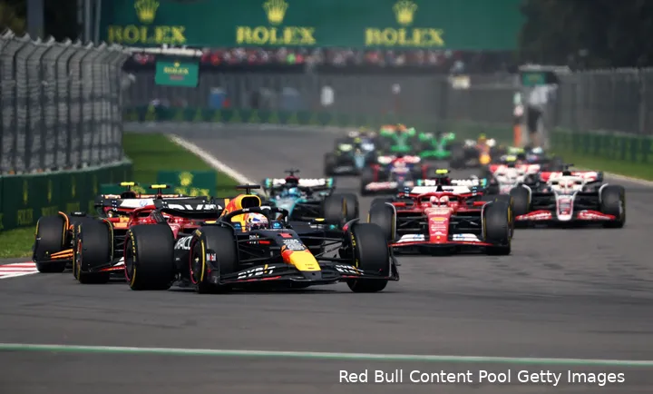 <i>Verstappen houdt tijdens de race de schermen in de gaten.</i>