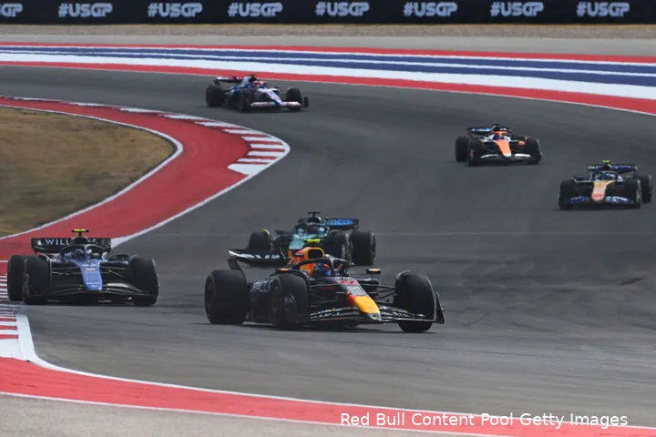 <i>Pérez wordt achtervolgd door Franco Colapinto en Lance Stroll.</i>