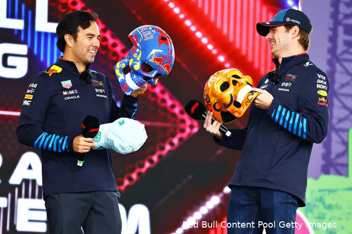 Verstappen en Pérez kunnen als teamgenoten goed met elkaar door een deur.