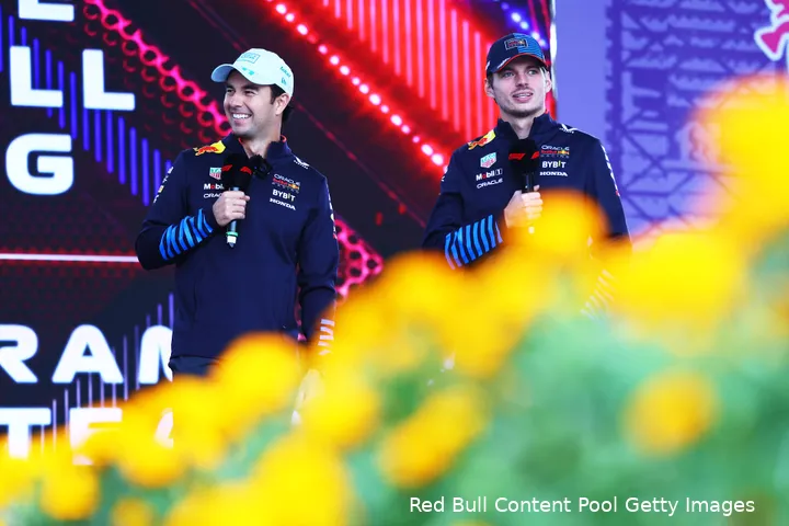 Verstappen staat vooraan, Pérez staat achteraan.