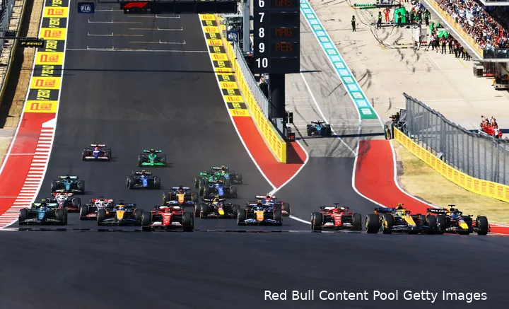 <i>Norris laat een klein gaatje over voor Verstappen.</i>