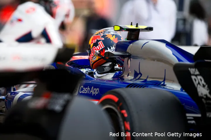 Tsunoda eiste uitleg nadat Lawson voor hem op de baan terechtkwam. (Foto:&nbsp;Red Bull Content Pool Getty Images)