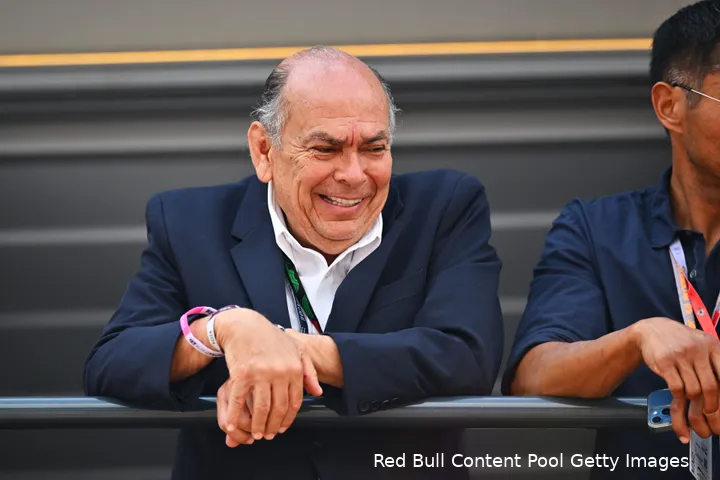 <i>Papa Pérez is nogal fanatiek als het op zijn zoon aankomt.</i>