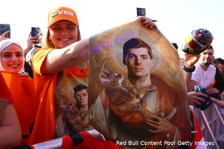 <i>Verstappen is zelfs tijdens de interviews populair bij fans.</i>