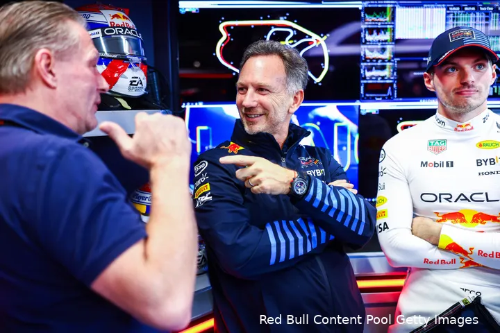 <i>De gesprekken in de paddock zijn geen verleden tijd, maar Jos Verstappen is wel minder te vinden in het Formule 1-circus.&nbsp;</i>