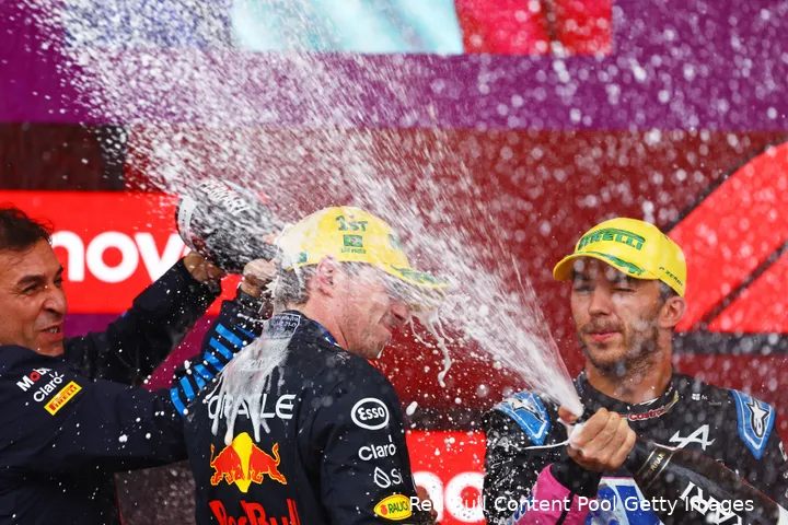 Gasly en Verstappen samen op het podium in Brazilië.