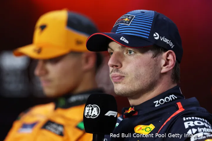 Verstappen met Norris naast zich.&nbsp;