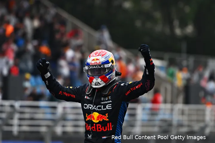 <i>Verstappen met gebalde vuisten na een mokerslag in Brazilië.</i>