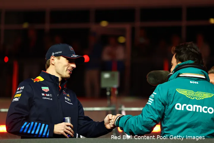 Max Verstappen en Fernando Alonso begroeten elkaar in Las Vegas.