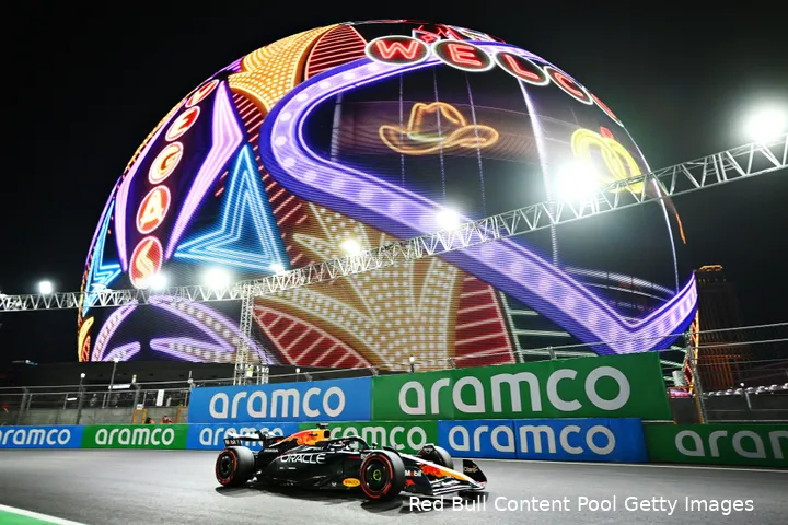 <i>Verstappen rijdt een rondje over de kermis.</i>